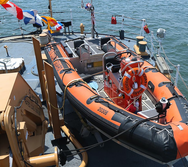 barca gonflabilă rigidă asis Coast Guard la bordul United States Coast Guard