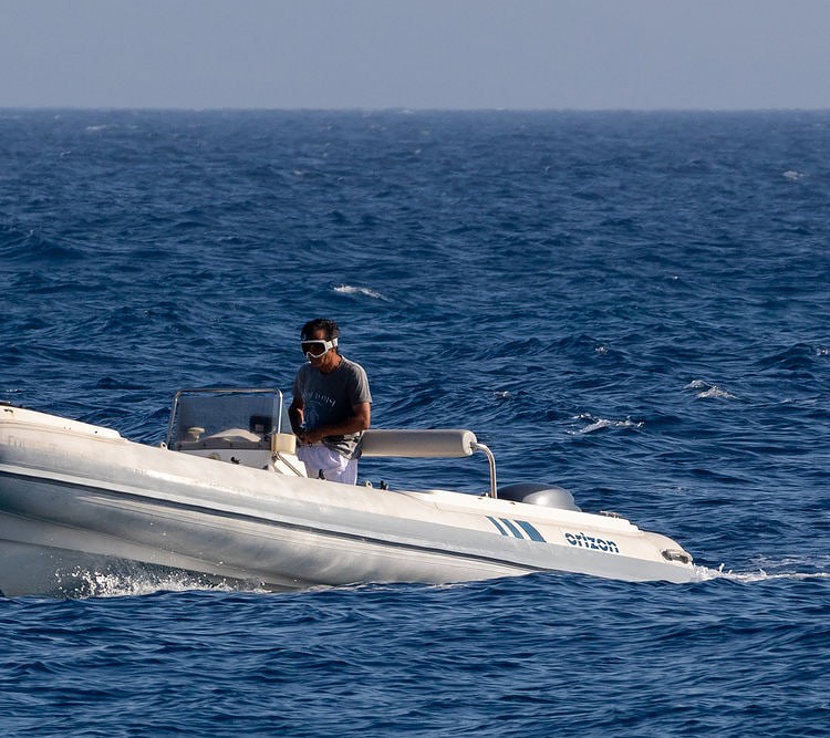  um homem dirige um barco costela