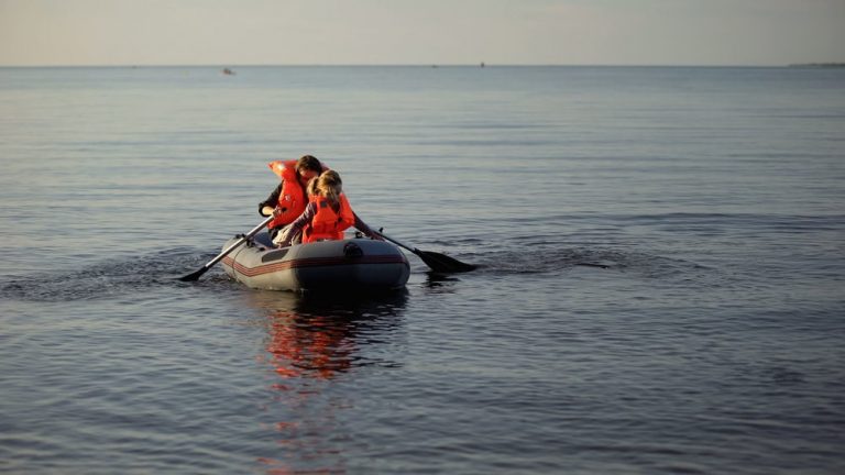 How to Paddle an Inflatable Boat? 5 Things You’re Doing Wrong