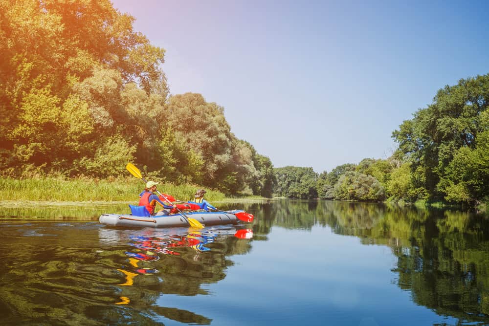 Best Paddles For Inflatable Kayaks: How To Choose One For A Beginner?