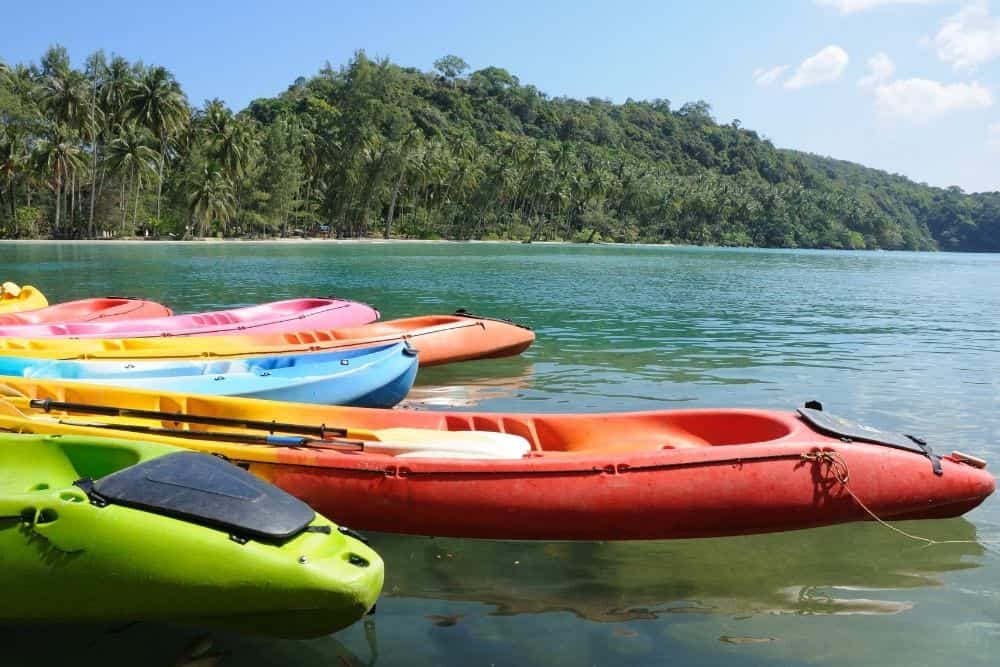  kayaks con diferentes colores en el océano