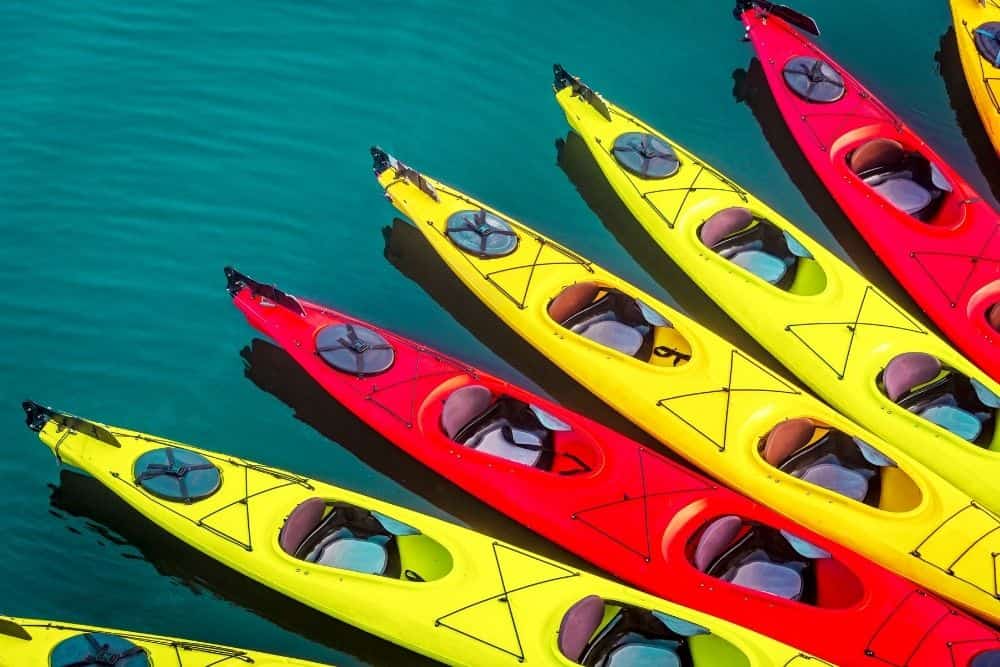  kayaks rojos y amarillos en el océano