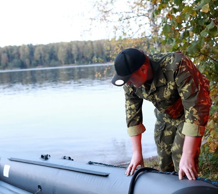 Check the inflatable boat before entering water