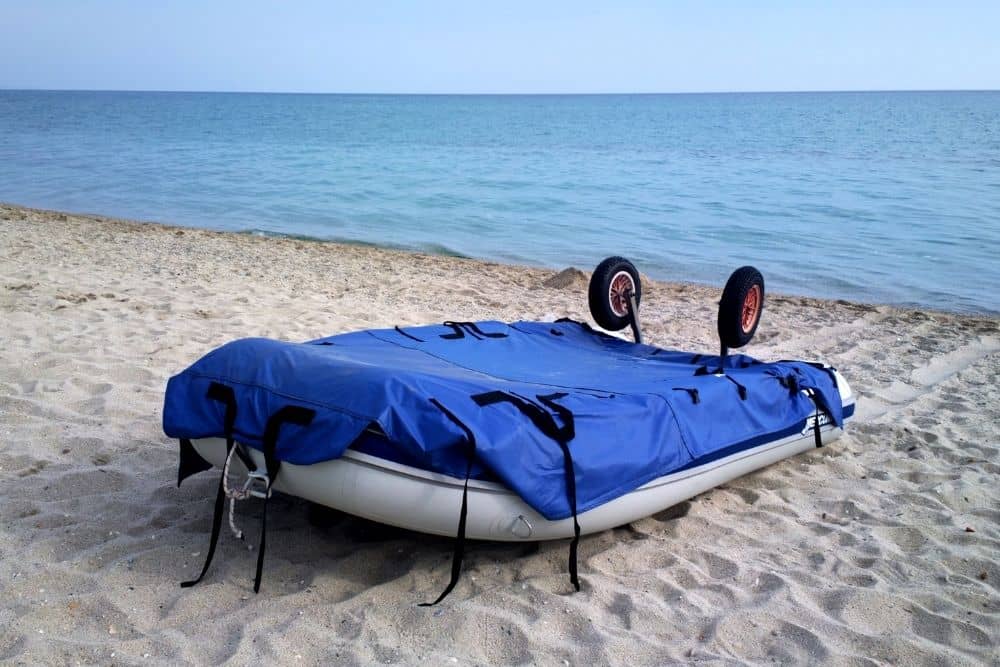 Cover an inflatable boat with a tarp