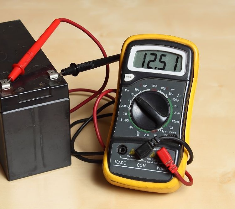 measuring voltage of a battery