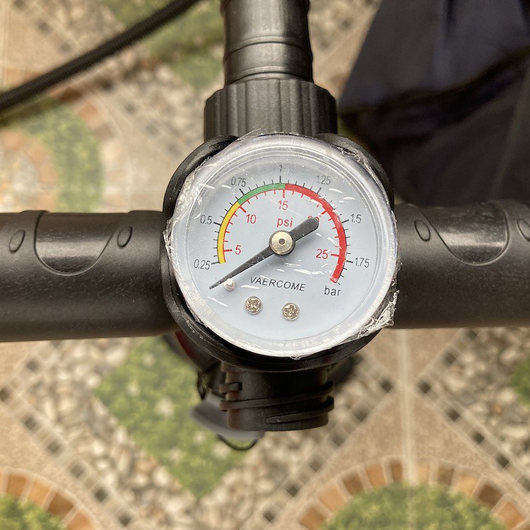 manual pump with psi meter built-in