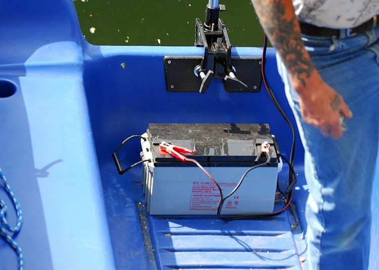 leave a battery in a boat