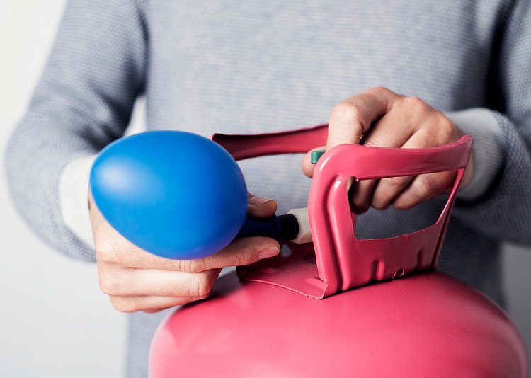 helium making balloons float