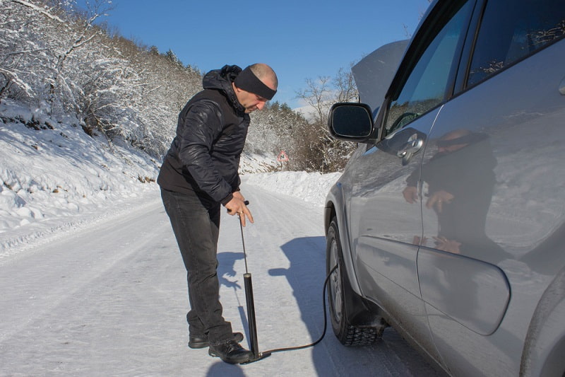 to fill a car tire with a manual pump