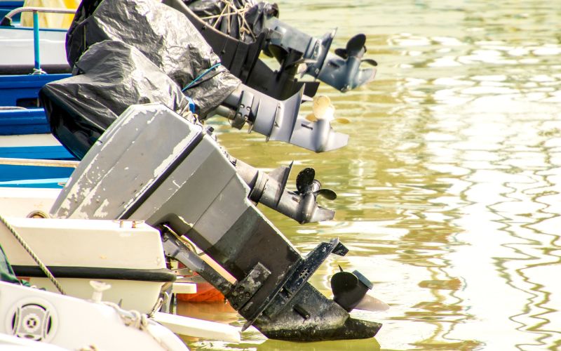a row of outboard motors with different height adjustment