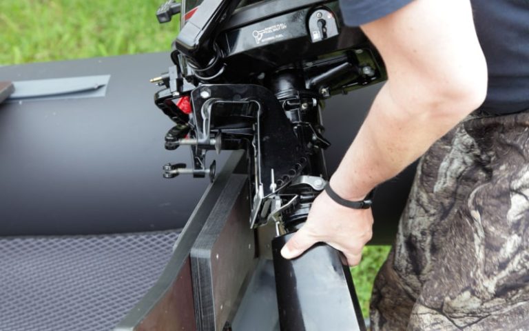 How to Remove an Outboard Motor From a Transom?